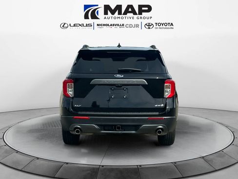 Used 2023 Ford Explorer XLT w/ Equipment Group 202A AWD/4WD image 4