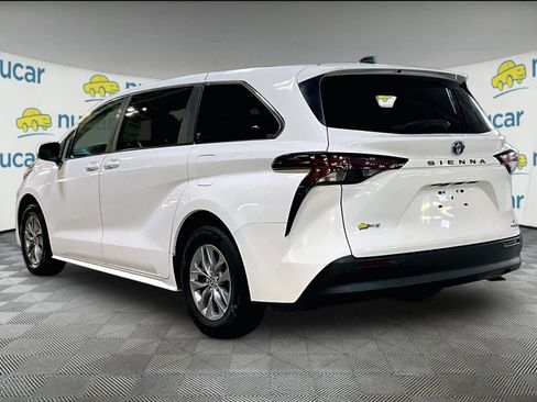 Used 2024 Toyota Sienna LE image 4