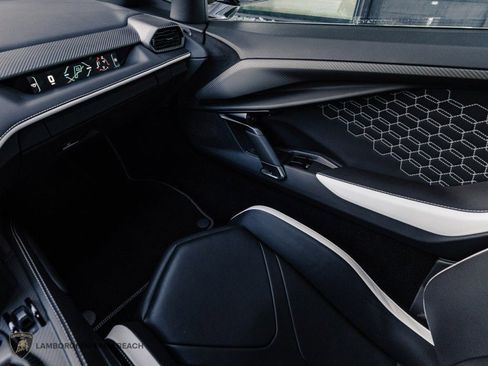 Used 2024 Lamborghini Revuelto image 15