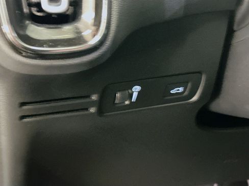 Used 2022 Volvo XC40 P8 Recharge Plus image 17
