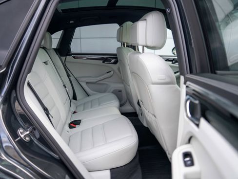 Certified 2025 Porsche Macan image 25