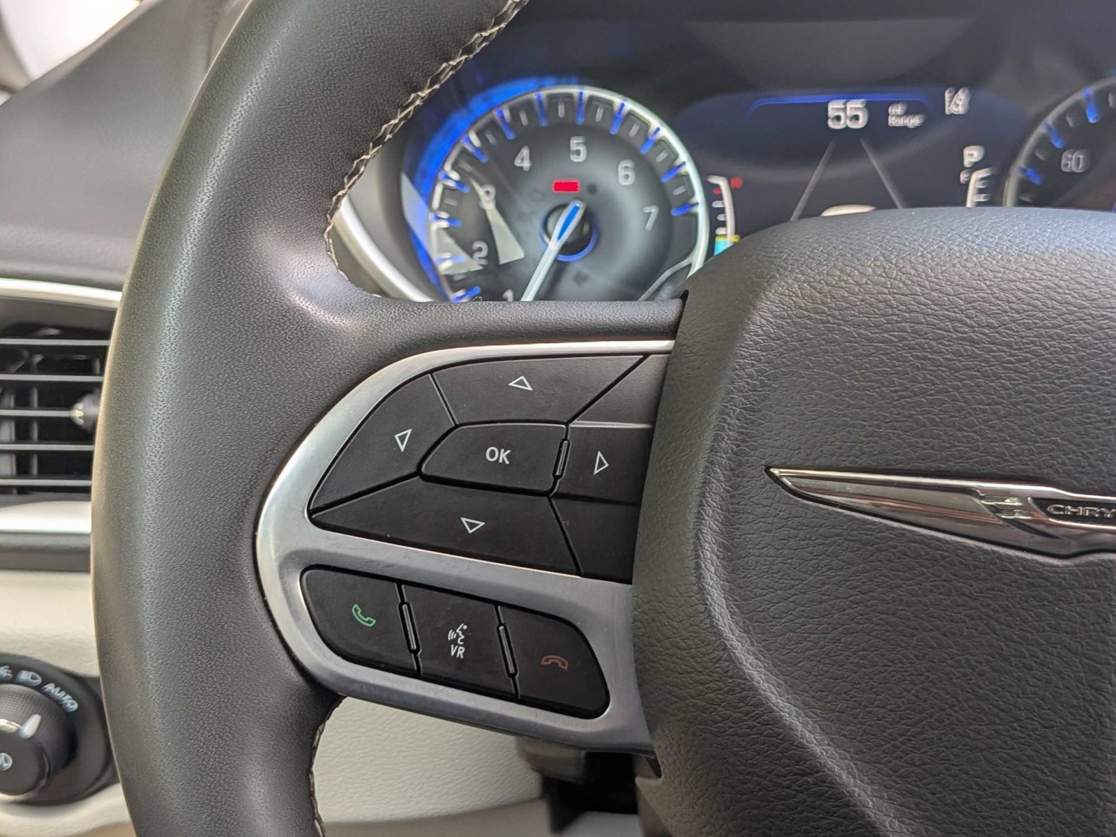 Used 2024 Chrysler Pacifica Touring-L FWD image 25
