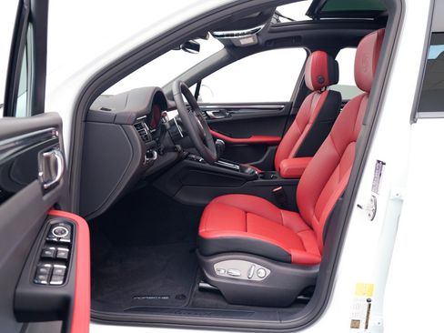 Certified 2026 Porsche Macan AWD/4WD image 17