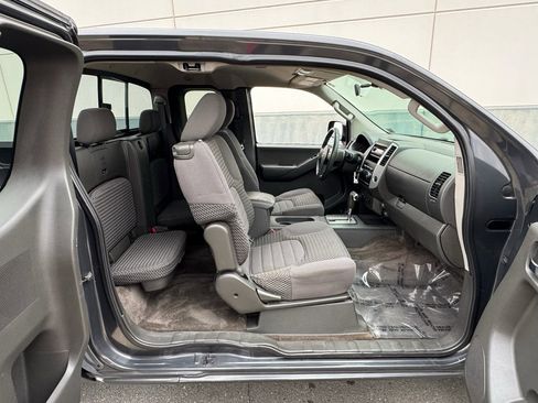 Used 2012 Nissan Frontier SV image 16