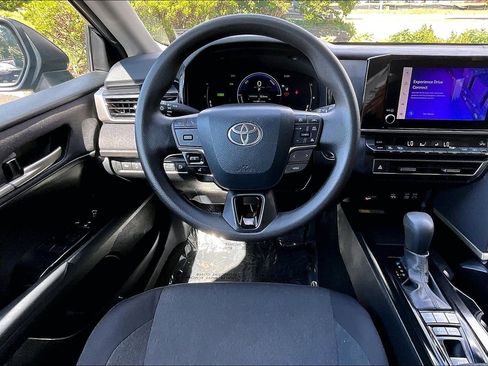 Used 2025 Toyota Camry LE FWD image 5