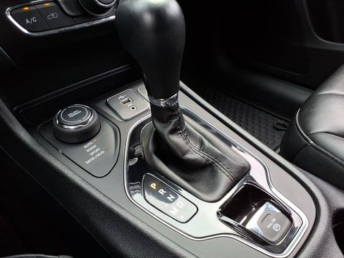 Used 2020 Jeep Cherokee Latitude Plus AWD/4WD image 13