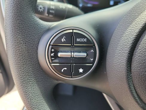 Used 2025 Kia Soul LX w/ LX Technology Package FWD image 17