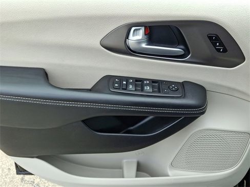 Used 2024 Chrysler Pacifica Touring-L image 13