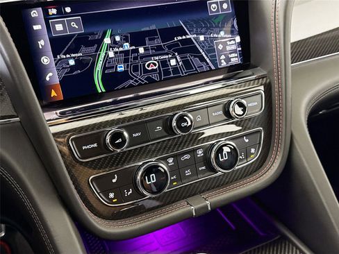 Used 2022 Bentley Bentayga image 21