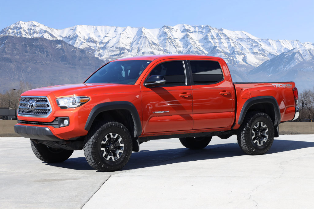 Used 2017 Toyota Tacoma TRD Off-Road AWD/4WD image 2