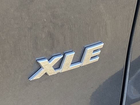 Used 2021 Toyota RAV4 XLE w/ Convenience Package image 5