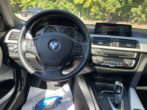 Used 2018 BMW 320i xDrive Sedan w/ Convenience Package AWD/4WD image 12