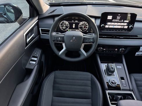 New 2025 Mitsubishi Outlander SE image 18