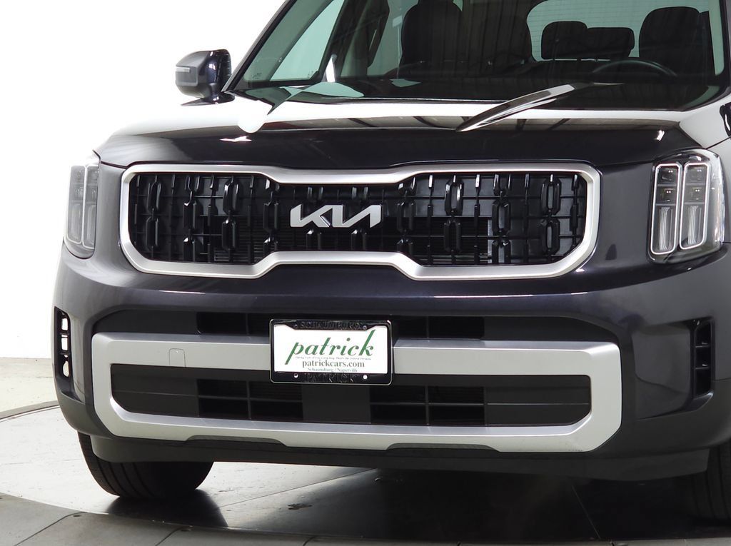 Used 2025 Kia Telluride LX FWD image 3
