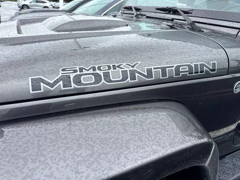 Used 2017 Jeep Wrangler Unlimited Sahara AWD/4WD image 3