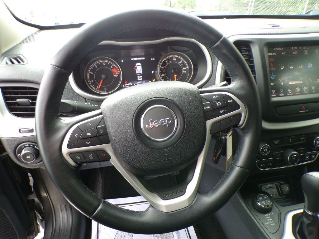 Used 2016 Jeep Cherokee Trailhawk AWD/4WD image 12