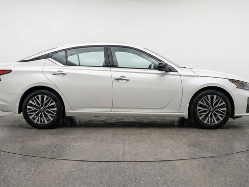 Used 2025 Nissan Altima 2.5 SV FWD image 11