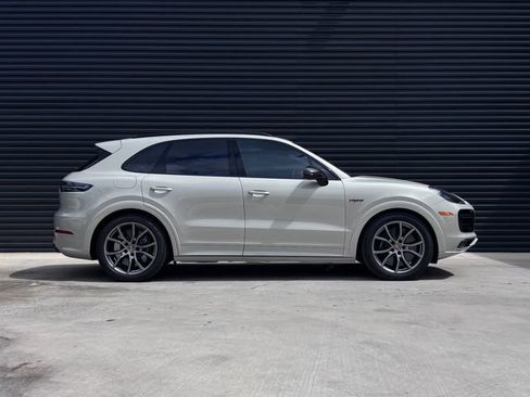 Certified 2022 Porsche Cayenne Turbo S AWD/4WD image 8