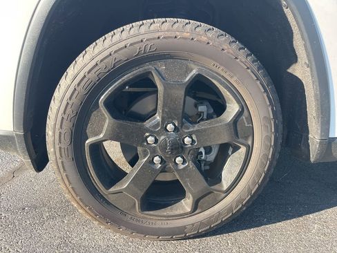 Used 2018 Jeep Grand Cherokee Laredo AWD/4WD image 4