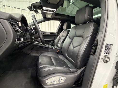 Certified 2024 Porsche Macan image 31