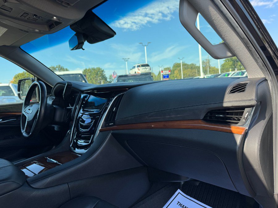 Used 2018 Cadillac Escalade Luxury AWD/4WD image 21