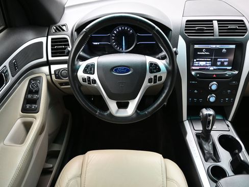 Used 2015 Ford Explorer XLT w/ Equipment Group 202A image 26