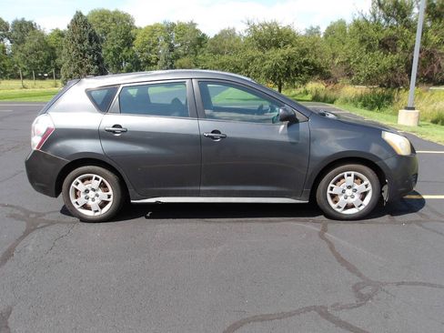 Used 2009 Pontiac Vibe w/ Preferred Package FWD image 2