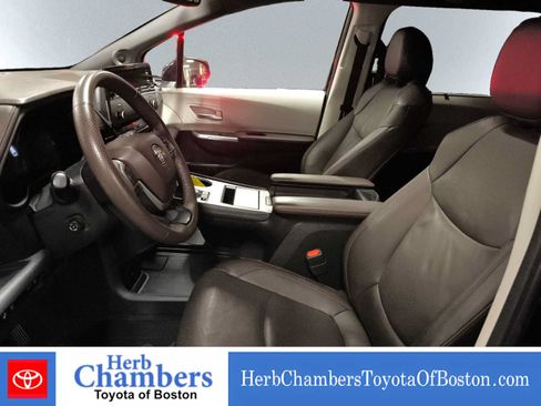 Used 2023 Toyota Sienna Platinum AWD/4WD image 7