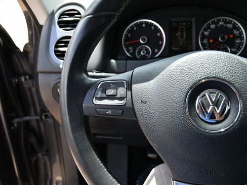 Used 2014 Volkswagen Tiguan S image 9