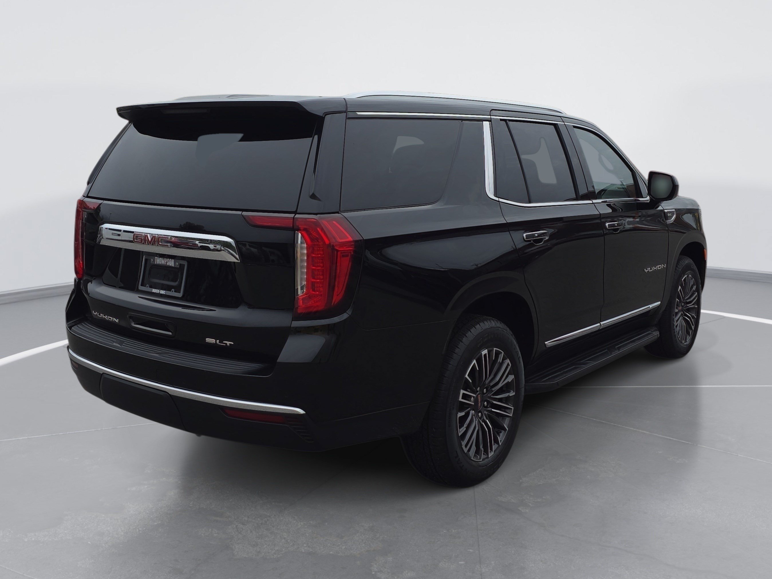 Used 2024 GMC Yukon SLT AWD/4WD image 3