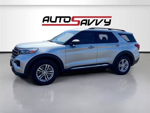 Used 2022 Ford Explorer XLT image 3