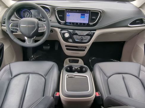 Used 2023 Chrysler Pacifica Touring-L FWD image 15