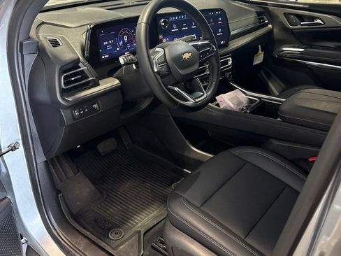 Used 2026 Chevrolet Traverse LT w/ Driver Confidence Package FWD image 2