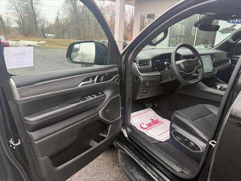 Certified 2024 Jeep Wagoneer L Series II w/ Flexible Seating Group image 17