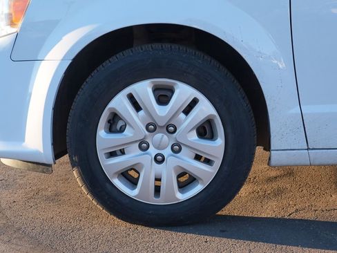 Used 2018 Dodge Grand Caravan SE w/ UConnect Hands-Free Group image 11