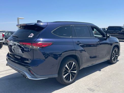 Used 2022 Toyota Highlander XSE AWD/4WD image 3