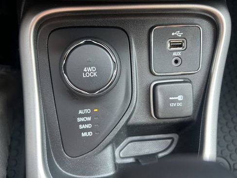 Used 2018 Jeep Compass Latitude w/ Popular Equipment Group AWD/4WD image 3