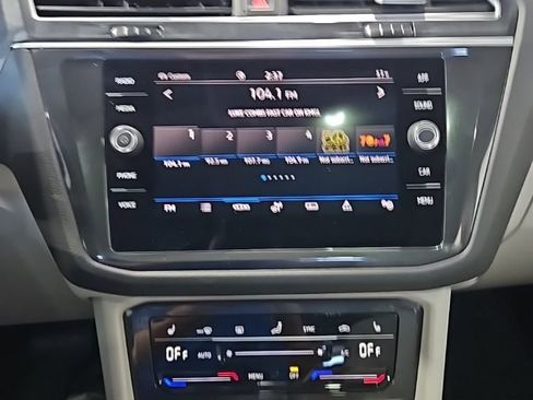 Used 2024 Volkswagen Tiguan SE w/ Panoramic Sunroof Package image 31