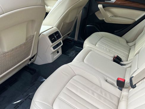 Used 2023 Audi Q5 Premium image 11