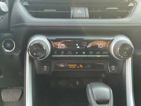 Used 2022 Toyota RAV4 XLE AWD/4WD image 31
