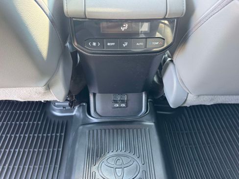 Used 2023 Toyota Highlander XLE AWD/4WD image 21
