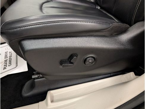 Used 2023 Chrysler Pacifica Touring-L image 9