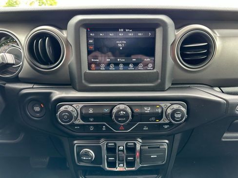 Used 2022 Jeep Gladiator Sport AWD/4WD image 9