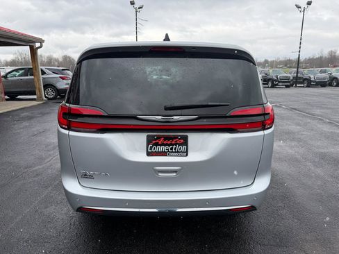 Used 2024 Chrysler Pacifica Touring-L image 5