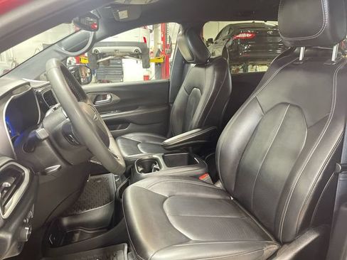 Certified 2025 Chrysler Pacifica Select FWD image 11