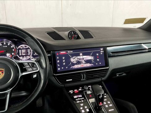Used 2022 Porsche Cayenne image 11