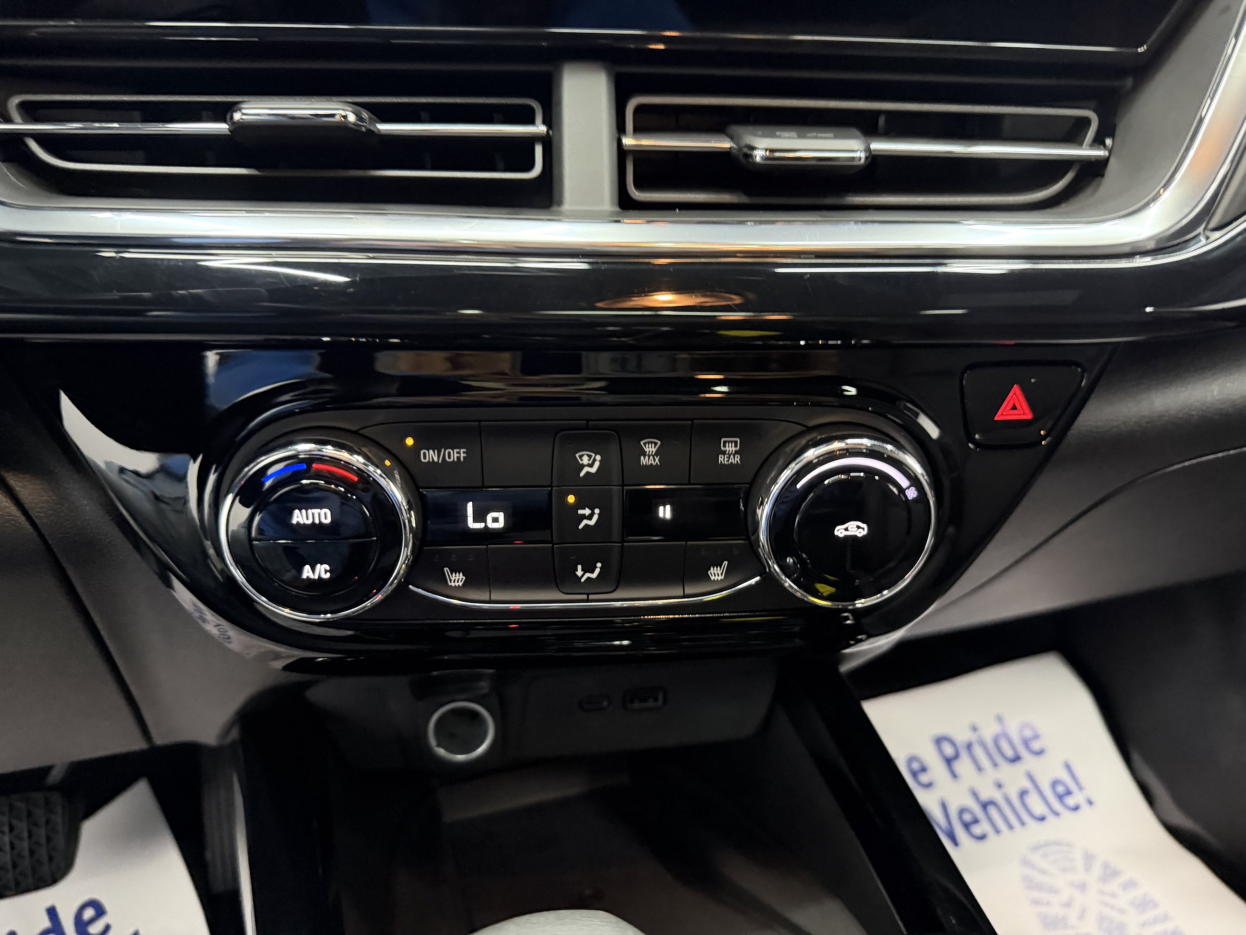Used 2024 Chevrolet Trax RS w/ Sunroof Package FWD image 17