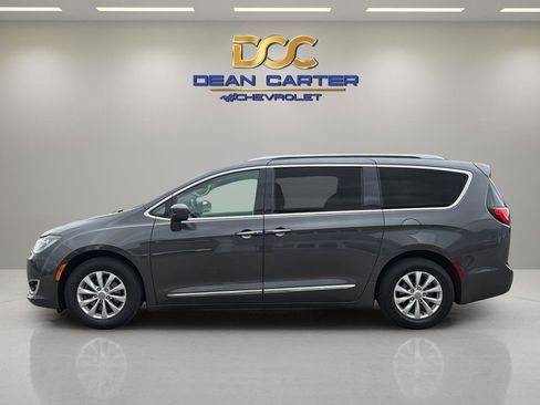 Used 2019 Chrysler Pacifica Touring-L FWD image 2