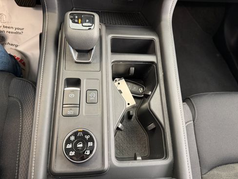 Used 2024 Nissan Pathfinder S image 26