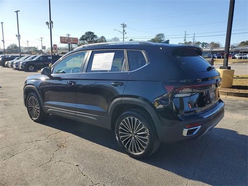 Certified 2025 Volkswagen Taos SE image 6